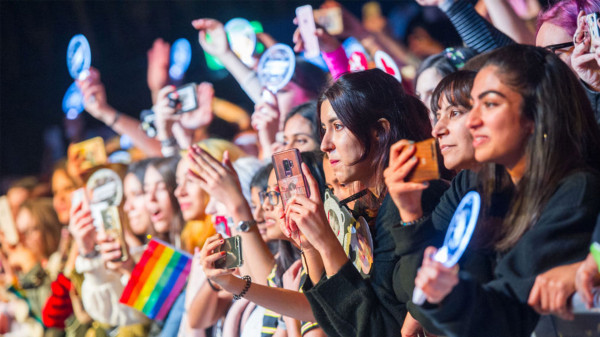 Seolah Satu Fandom K-Pop, Ini Bedanya Fans Grup, Solo Stan, dan Mantis