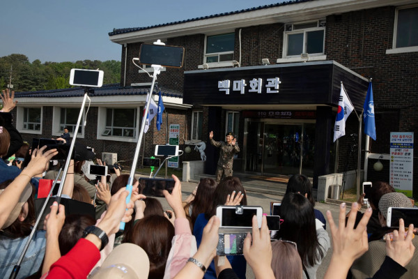 Seolah Satu Fandom K-Pop, Ini Bedanya Fans Grup, Solo Stan, dan Mantis