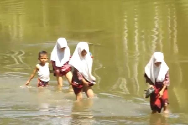 Kisah Pelajar di Aceh Besar Bertaruh Nyawa Berangkat ke Sekolah Seberangi Sungai Sarang Buaya