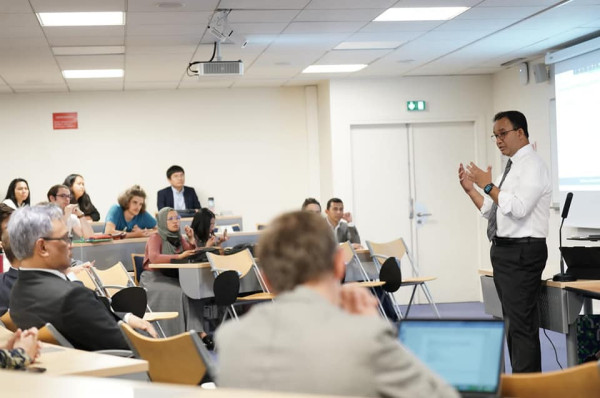 Anies Dosen Tamu di Sciences Po Paris, Beberkan Keberhasilan Integrasi Transportasi Jakarta