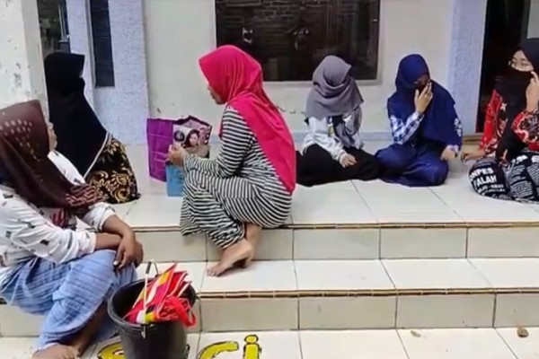 Pengasuhnya Tak Kuat Tahan Nafsu dan Lecehkan Santri, Pesantren di Lumajang Digeruduk Massa