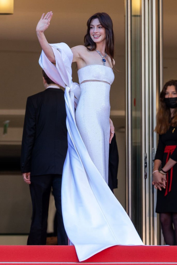 Anne Hathaway Debut di Red Carpet Festival Film Cannes 2022, Glamor dengan Gaun Putih