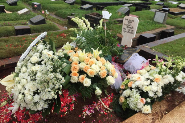 Ivo Nilakreshna Dimakamkan Satu Liang dengan Anak, Astri Ivo: Enggak Mau Jauh-jauh