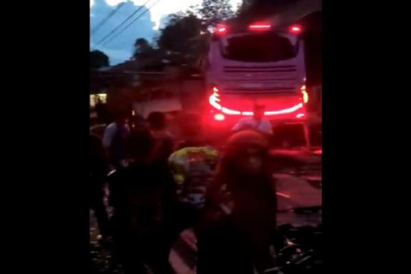 Tabrak Rumah dan Kendaraan, Begini Penampakan Bus Pariwisata setelah Kecelakaan Maut di Ciamis