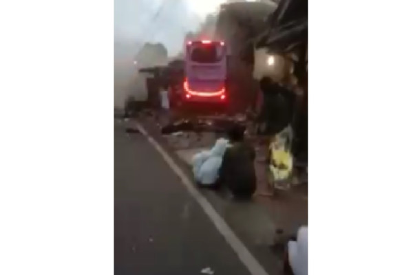 Tabrak Rumah dan Kendaraan, Begini Penampakan Bus Pariwisata setelah Kecelakaan Maut di Ciamis
