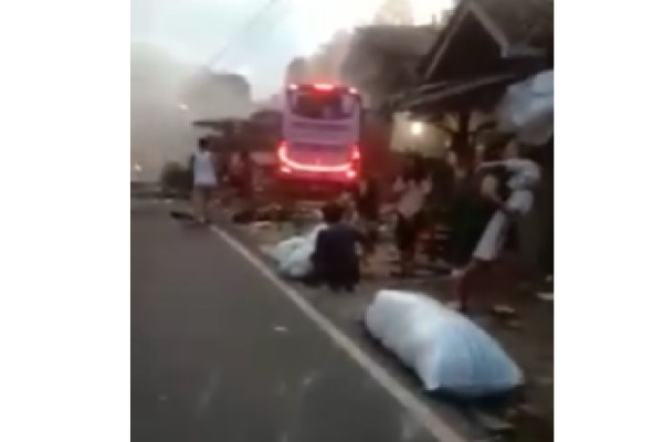 Tabrak Rumah dan Kendaraan, Begini Penampakan Bus Pariwisata setelah Kecelakaan Maut di Ciamis