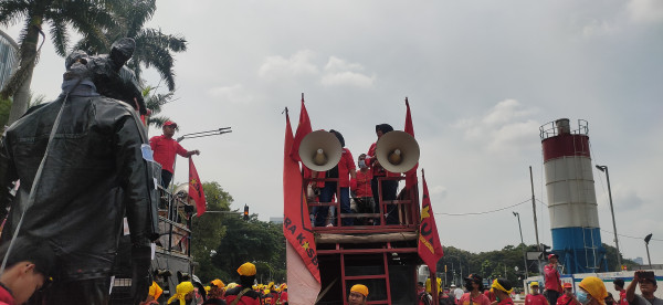 Peringati Reformasi, Ribuan Aliansi Buruh Penuhi Kawasan Patung Kuda