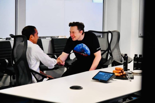 Beda Gaya Berpakaian Elon Musk saat Bertemu Presiden Brasil dan Jokowi