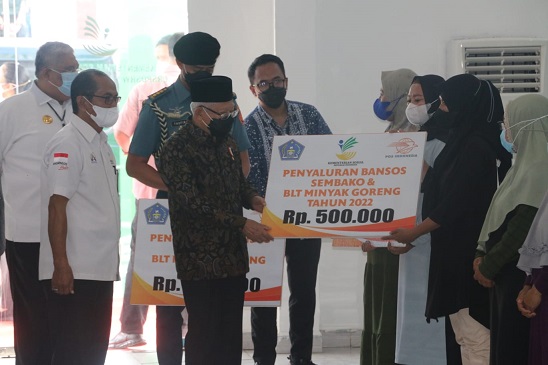 Wapres Serahkan Bantuan Sosial bagi Masyarakat di Kota Kendari