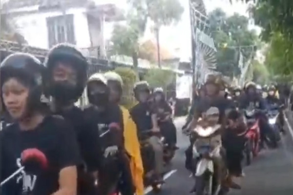 Mencekam! Bentrok 2 Perguruan Silat Pecah di Madiun, Massa Saling Serang Pakai Batu