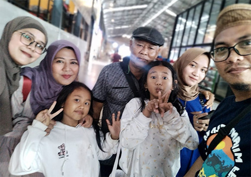 Potret Fia Barlanti dan Haji Sondani Liburan Bareng setelah Menikah, Mesra bak ABG