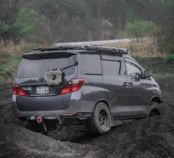 Ngeri, MPV Mewah Toyota Vellfire Dibuat Jadi Mobil Garuk Tanah
