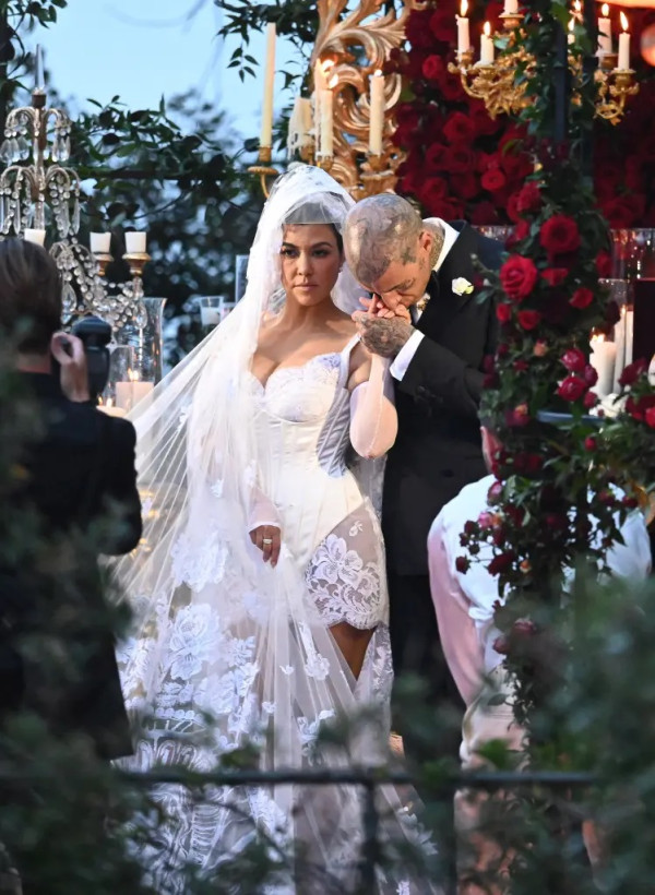 Kourtney Kardashian dan Travis Barker Menikah di Italia, Intip Potret Mewahnya