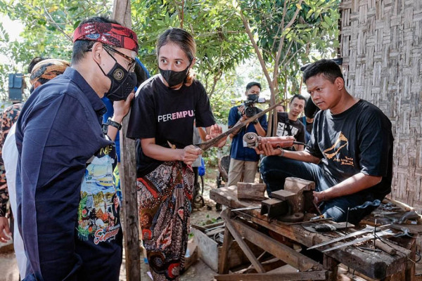 Menparekraf Sandiaga Uno Jadikan Keris Asal Desa Aeng Tong-tong Jatim Suvenir Side Event G20