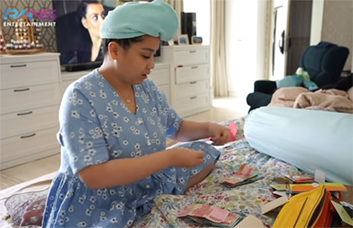 Nagita Slavina Bongkar Amplop THR Anak dari Tahun Lalu, Isinya Uang Merah dan Biru Semua