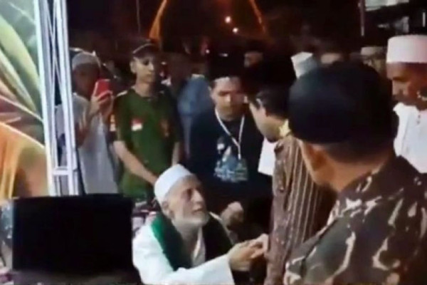 Mengenal Gus Thuba, Sosok yang Tangannya Dicium Habib Qodir Al-Haddar