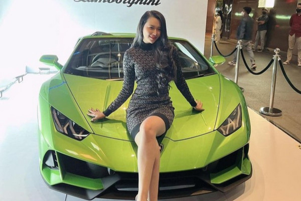 Digaji Dua Digit, Yuk Intip Foto Seksi Lisa Oktaviani Aspri Hotman Paris Nomor 27
