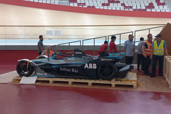 Unboxing Replika Mobil Formula E di Velodrome, Begini Penampakannya