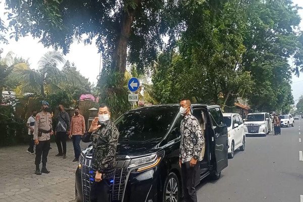 Gandeng sang Istri, Hary Tanoesoedibjo Hadiri Resepsi Pernikahan Ketua MK dan Adik Presiden Jokowi