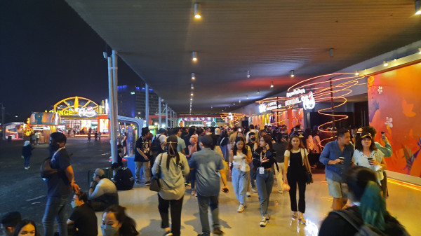 Java Jazz Festival Hari Pertama Diguyur Hujan, Penonton Berhamburan Cari Tempat Berteduh