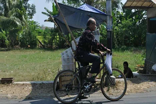 Kesederhanaan Buya Syafii, dari Naik Transportasi Umum hingga Makan di Angkringan