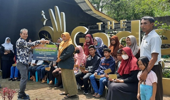Peduli Pendidikan, Pegadaian Beri Beasiswa Anak-anak Pengurus Bank Sampah Binaan