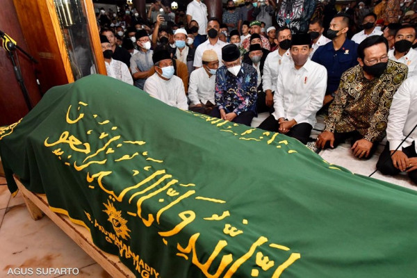 Momen Presiden Jokowi Ikut Salat Jenazah Ahmad Syafii Maarif