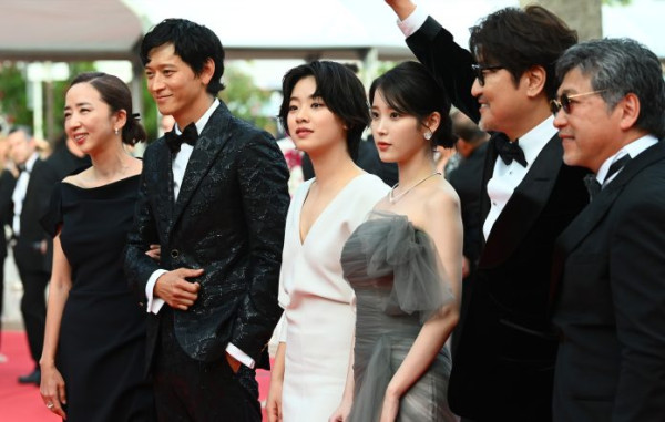 5 Momen IU di Cannes, dari Salah Foto hingga Kalung Rp1 Triliun