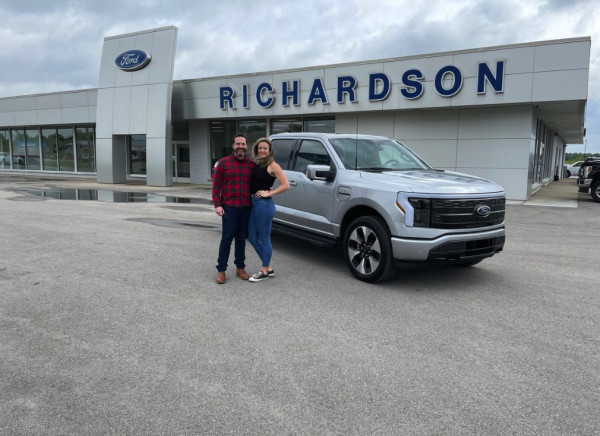 Tesla Cybertruck Tak Kunjung Dikirim, Pria Ini Beralih ke Ford F-150 Lightning
