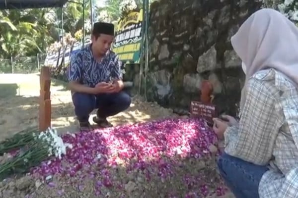 Kehilangan Bapak Bangsa, Warga Masih Ramai Kunjungi Makam Buya Syafii Maarif