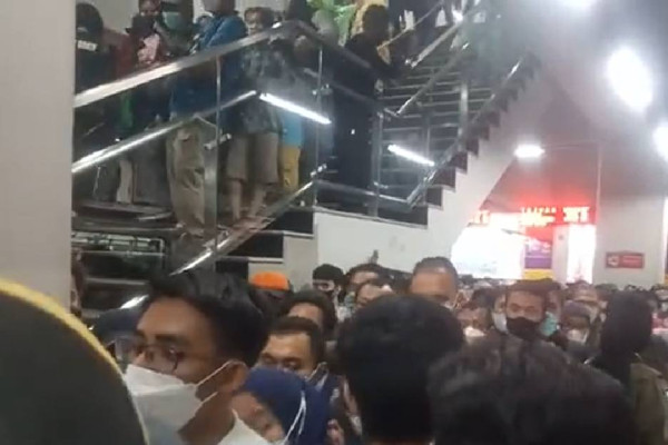 Penampakan Ribuan Penumpang KRL Menumpuk dan Berdesakan di Manggarai