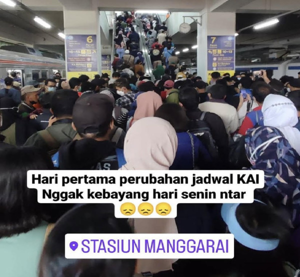 Jelang Sore, Penumpang KRL di Stasiun Manggarai Membeludak
