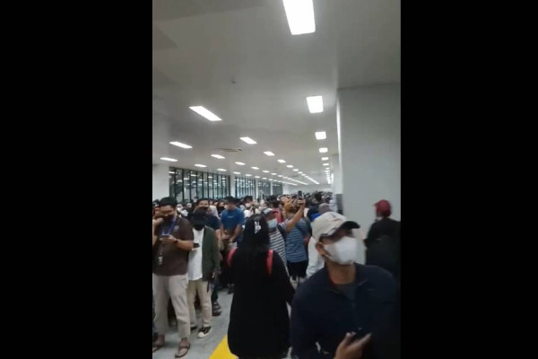 Penampakan Ribuan Penumpang KRL Menumpuk dan Berdesakan di Manggarai