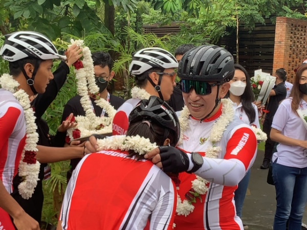 Kapolri Pimpin Parade Kemenangan Bersama Kontingen Sepeda Indonesia SEA Games 2021