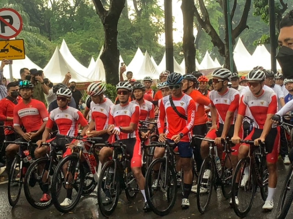 Kapolri Pimpin Parade Kemenangan Bersama Kontingen Sepeda Indonesia SEA Games 2021