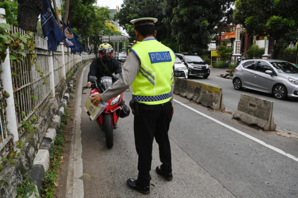 Kebiasaan Buruk Saat Mengendarai Motor yang Wajib Dihindari
