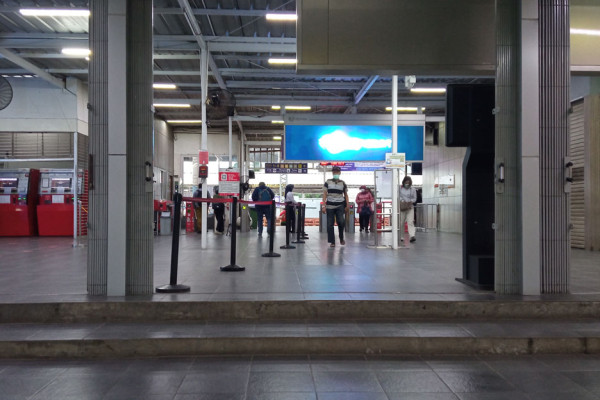 H+3 Pergantian Rute KRL, Suasana di Stasiun Manggarai Tampak Sibuk