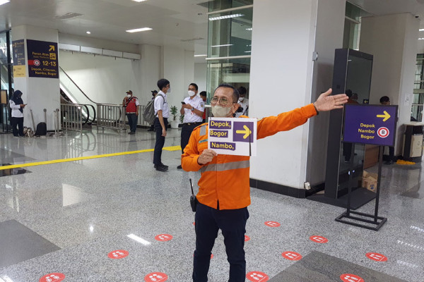 Stasiun Manggarai Dipadati Penumpang Transit, Petugas KRL Sibuk Wara-Wiri