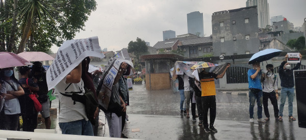 Diguyur Hujan, Puluhan Pengungsi Afganistan Tetap Gelar Unjuk Rasa di UNHCR