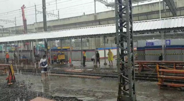 Gara-gara Cipratan Air, 2 Pria Nyaris Baku Hantam di Stasiun Manggarai