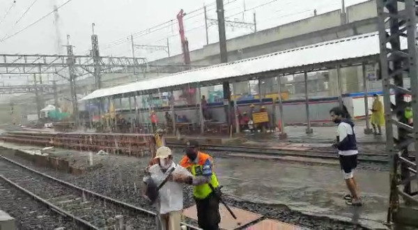 Gara-gara Cipratan Air, 2 Pria Nyaris Baku Hantam di Stasiun Manggarai