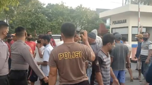 Kades Digerebek Selingkuh dengan Tetangga, Diarak lalu Dilaporkan ke Polisi