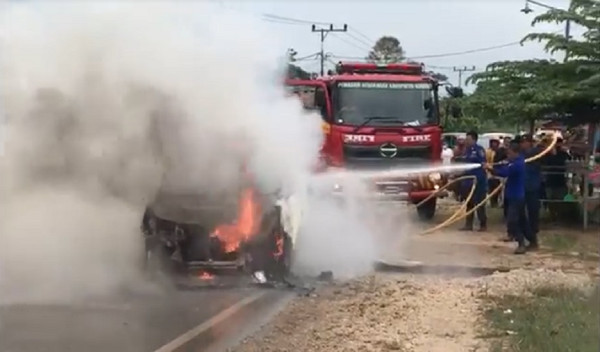 Kendari Gempar, Minibus Meledak dan Terbakar Hebat saat Antre BBM Pertalite