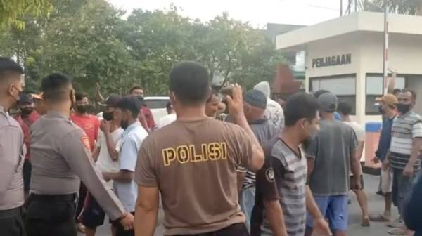Suami 2 Kali Pergoki Istri Selingkuh dengan Kades Pulutan Sebelum Digerebek dan Diarak Warga