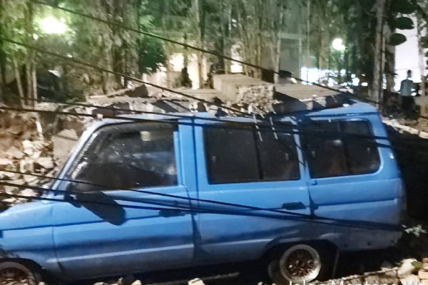 Pohon Tumbang Robohkan Tembok di Menteng, 2 Mobil Ringsek Tertimpa
