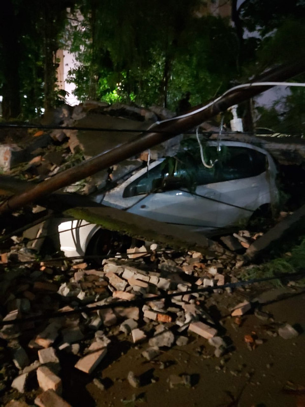 Pohon Tumbang Robohkan Tembok di Menteng, 2 Mobil Ringsek Tertimpa
