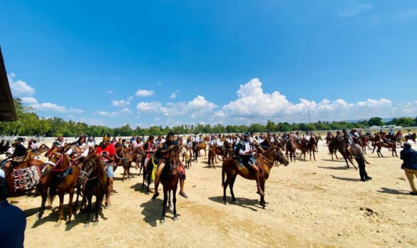 Momen Jokowi Nonton Pacuan Kuda di NTT