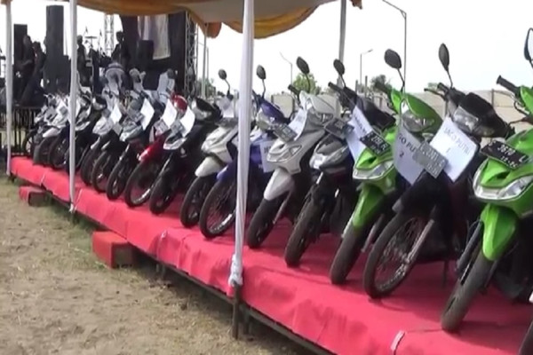 Syukuran, Crazy Rich Batang Bagi-bagi 25 Sepeda Motor Senilai Ratusan Juta ke Warga