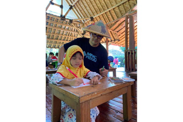 Datangi Sekolah Alam Bambu Item di Bogor, Kepala Yayasan: Jempol MNC Peduli