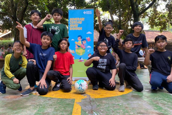 MNC Peduli Ajak Murid Sekolah Alam Daur Ulang Sampah dan Bermain Futsal